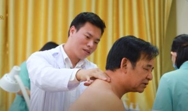 Điều trị đau cổ vai gáy cho nghệ sĩ Quang tèo
